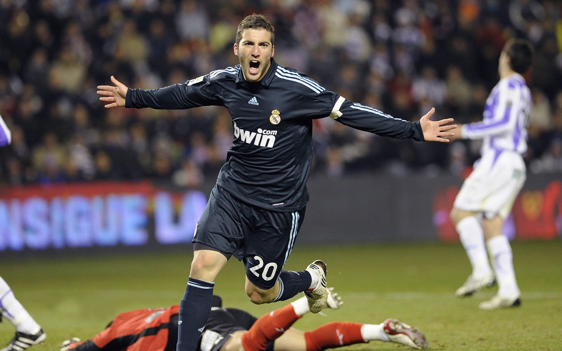 孙铭徽赛后谦逊发言登热搜，罗马绝杀迈阿密热火引发热议